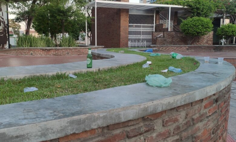 Lixo deixado por populares no Memorial da Resistência em Mossoró