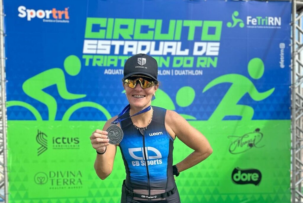 Aliciane festeja resultado no Triathlon. Foto: Redes Sociais