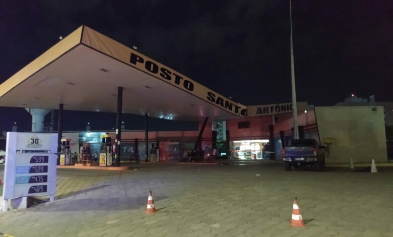 Carro atinge posto de combustíveis em Mossoró. Foto: Wilton Alves